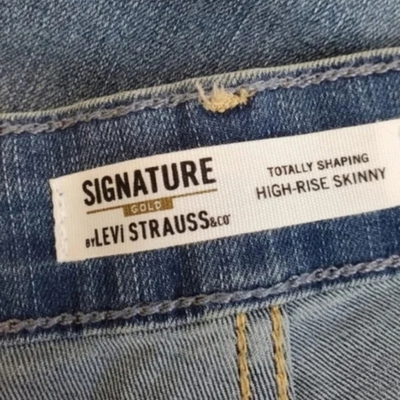 Signature Levi's Strauss totally shaping high rise skinny jeans - Picture 11 of 13
